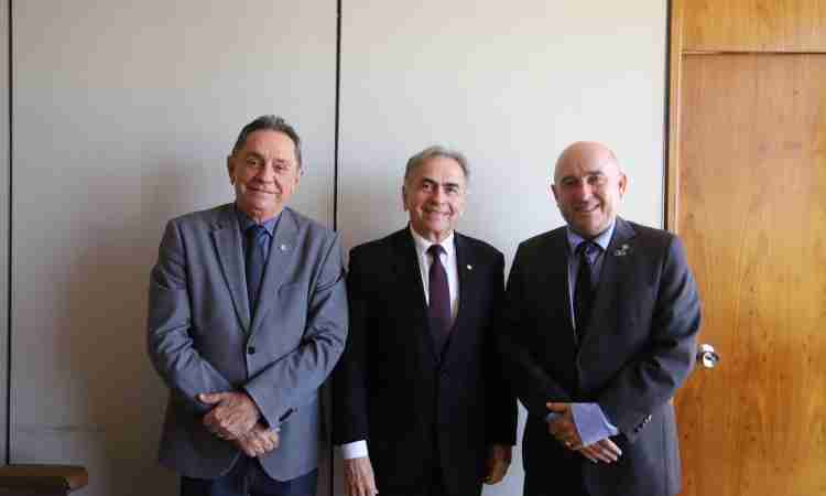 Deputado Leônidas Cristino recebe presidente do CRA-CE, Adm. Rogério Cristino, para tratar dos 60 anos da Administração